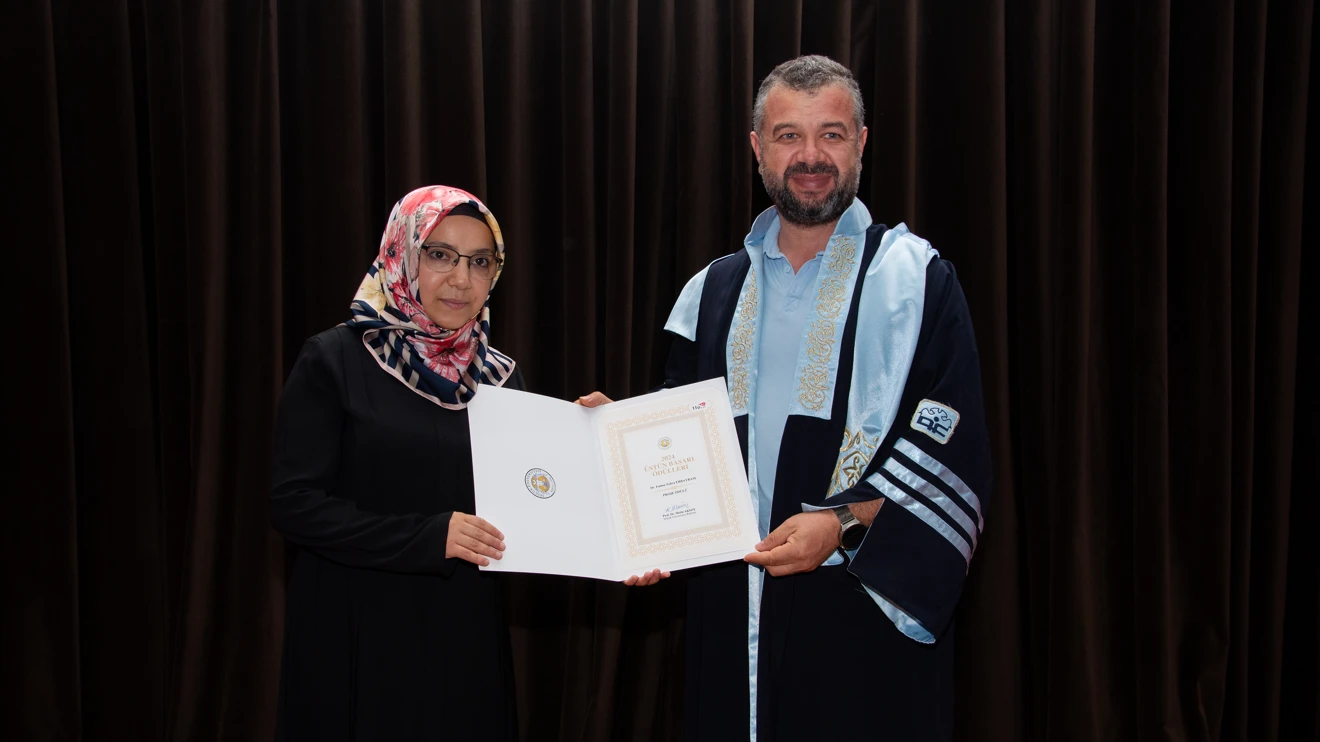 Sağlık Bilimleri Enstitüsünde Mezuniyet ve Ödül Töreni gerçekleştirildi